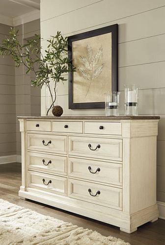 Bolanburg chest of drawers